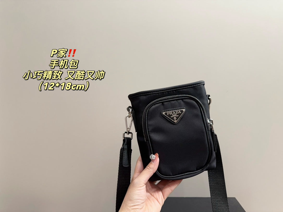 PRA-DA enamel-logo leather Bag- VIP